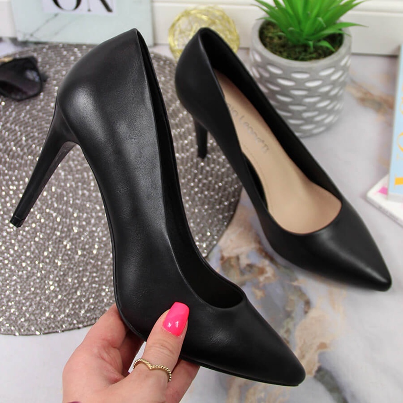 Pumps on a black Sergio Leone heel