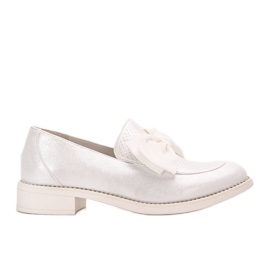 White brogues with a Bizier bow