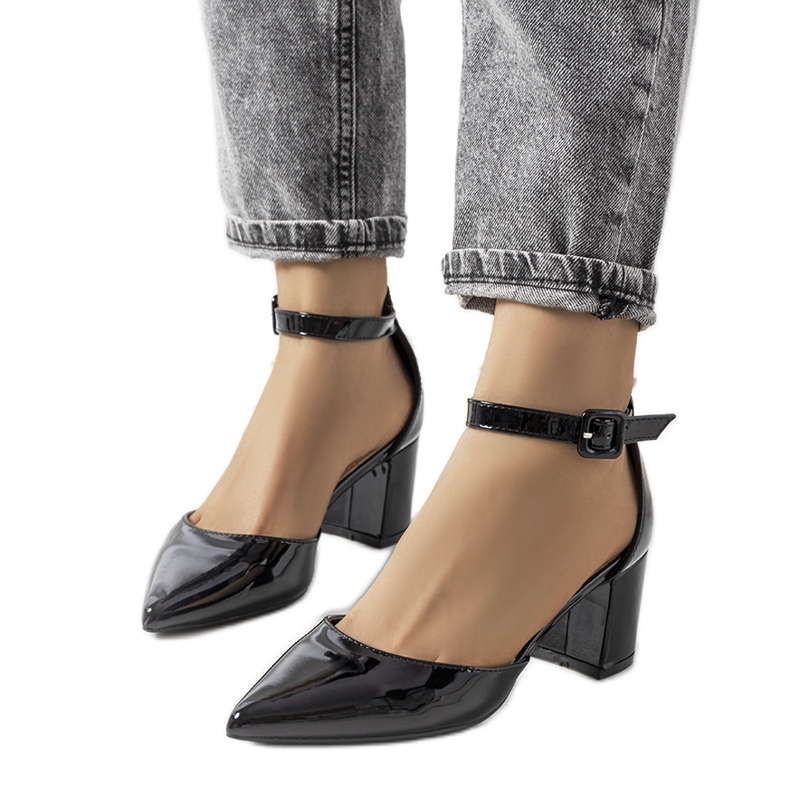 Black lacquered Mubin pumps