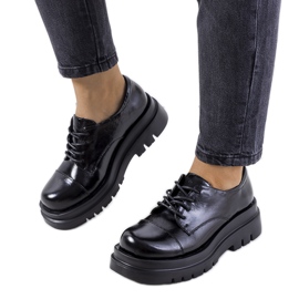 Black shoes on a tractor sole from Henta