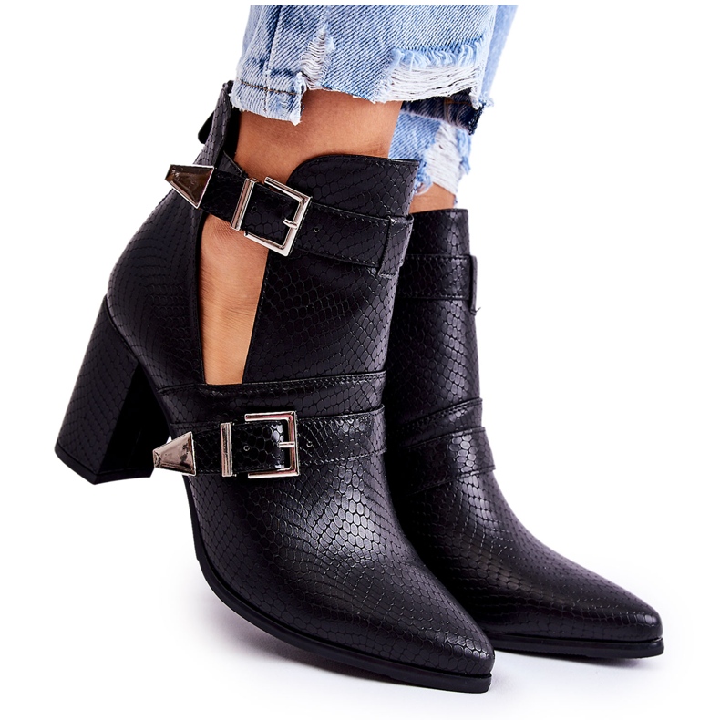 WJ2 Fashionable Boots On A Pillar With Cutouts Black Suelo