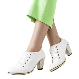 White brogues on the Belisle post White brogues on the Belisle post