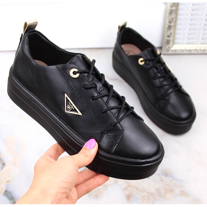 Leather women's shoes on the black Filippo platform