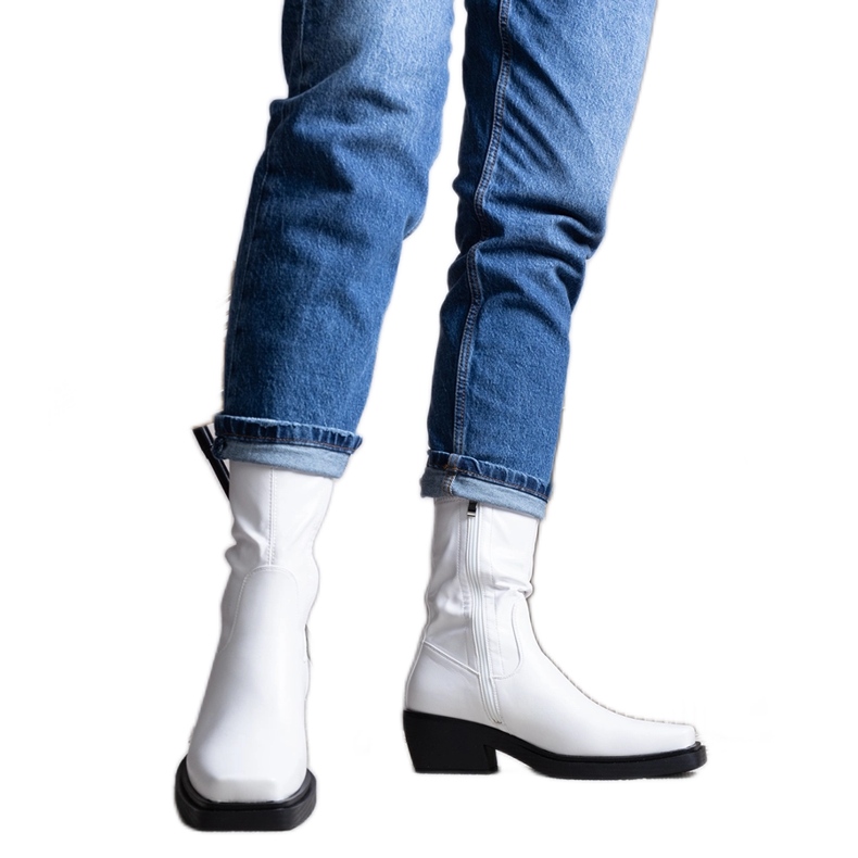 White high-heeled boots from Marisa White high-heeled boots from Marisa