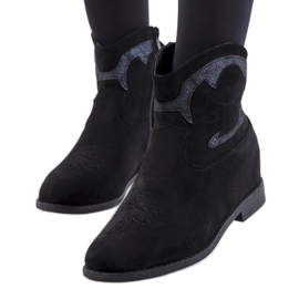Velha's black cowboy boots Velha's black cowboy boots