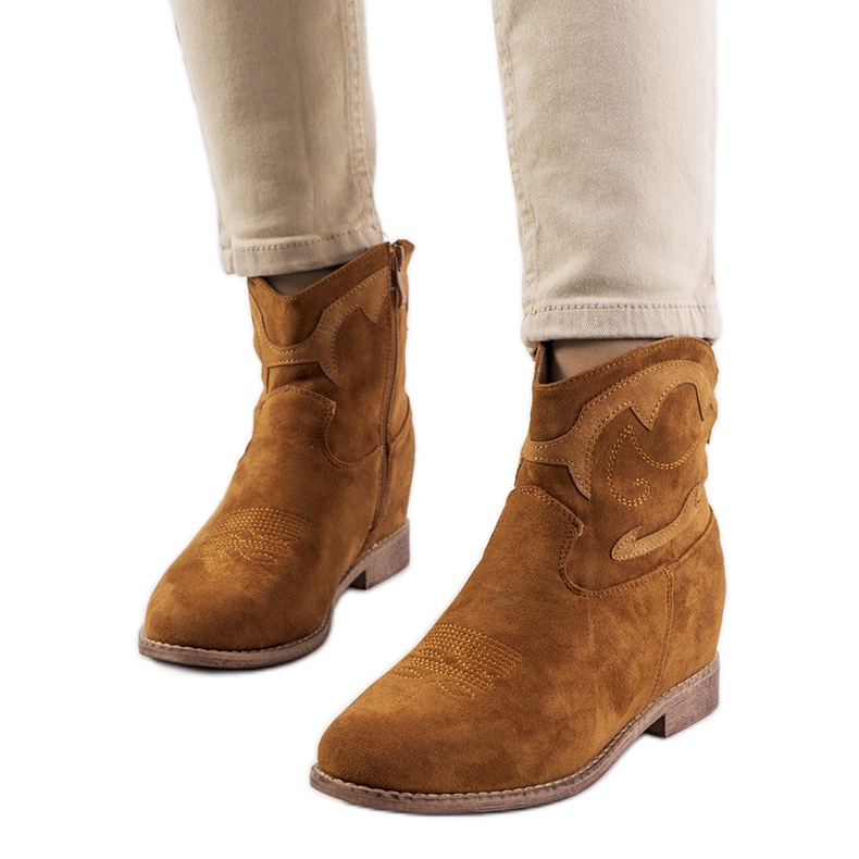Velha's brown cowboy boots