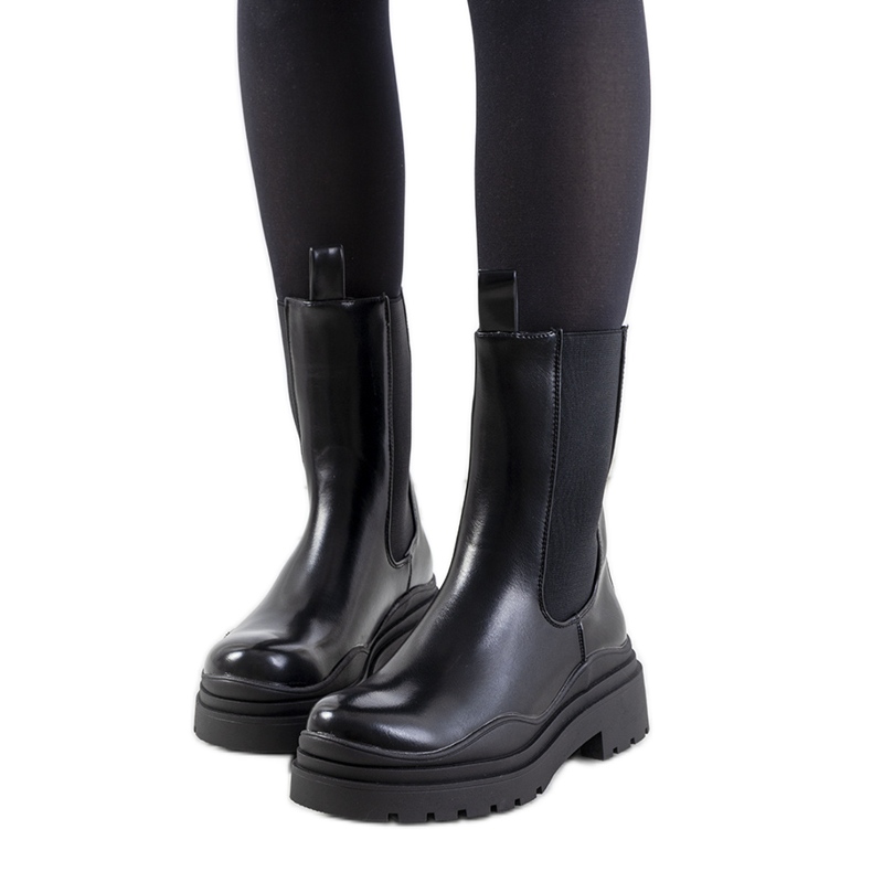Black boots with a high sole from Nester