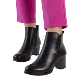 Black boots on the Begger's post
