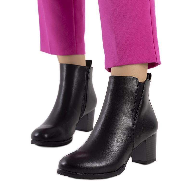 Black boots on the Begger's post