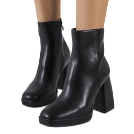 Black ankle boots on the Jilin post Black ankle boots on the Jilin post