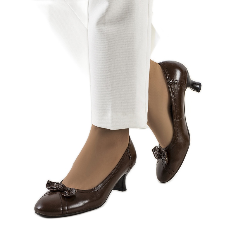 Brown pumps with a Repina bow