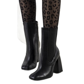 Black boots from a stable Viridia post Black boots from a stable Viridia post