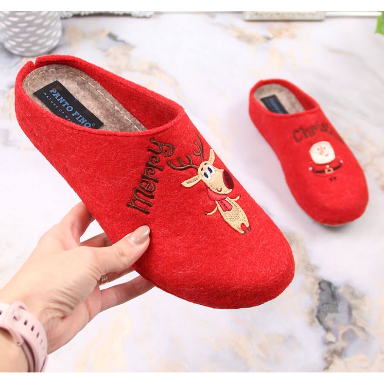 Comfortable women's slippers with reindeer and snowman Panto Fino KK267037 red