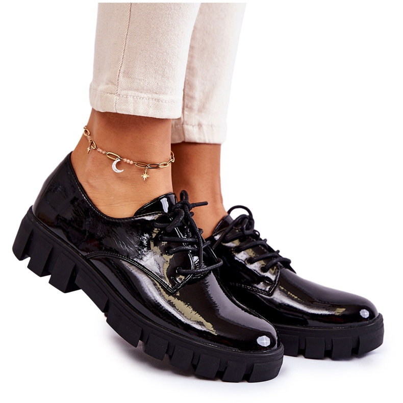 Vinceza Fashionable lacquered shoes tied Black Gwendy