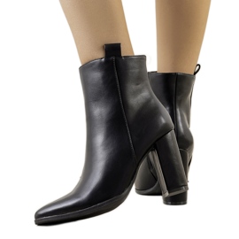 Black boots on the Eduar post