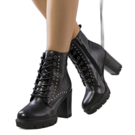 PA1 Black boots on the Porrena post