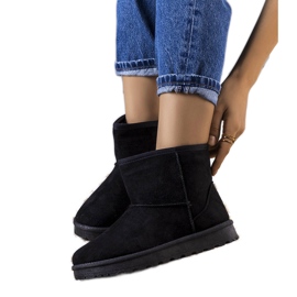 Black insulated snow boots from Vago Black insulated snow boots from Vago