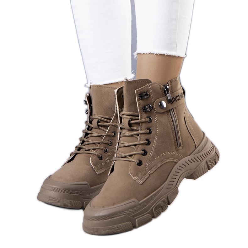 Brown insulated boots made of Pirangi eco-suede beige