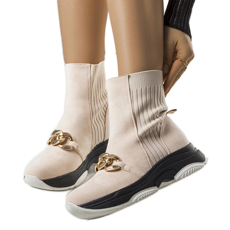 Beige insulated boots with Ulster chain Beige insulated boots with Ulster chain