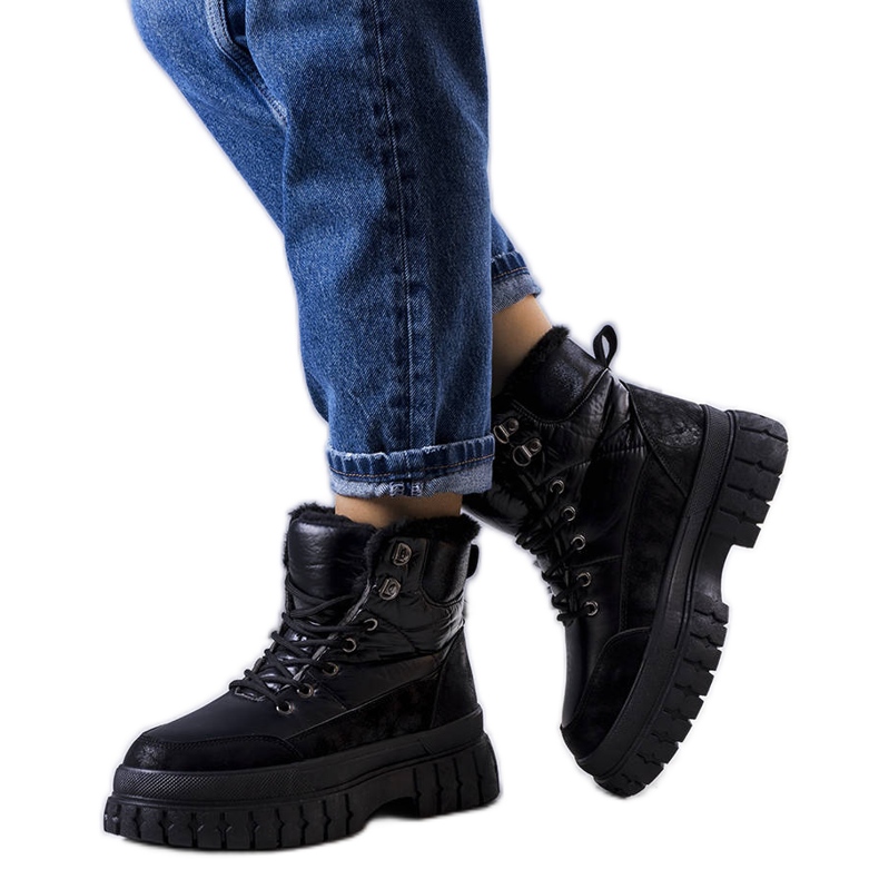 Black insulated snow boots from Ozero