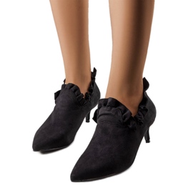 Black pumps with a Gavri upper