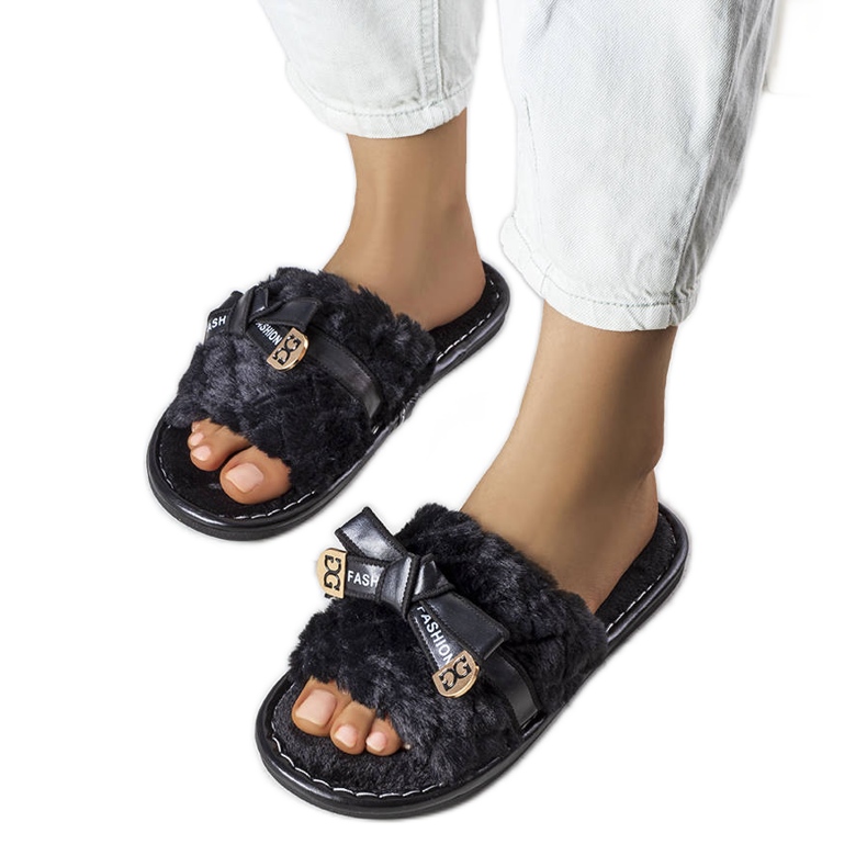 Black slippers with a bow from Peter