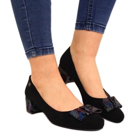 Black pumps on a decorative bow bow from Sergio Leone