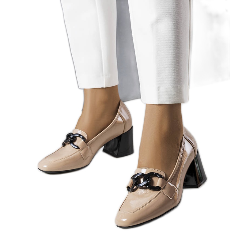 BM Teresa beige patent leather pumps