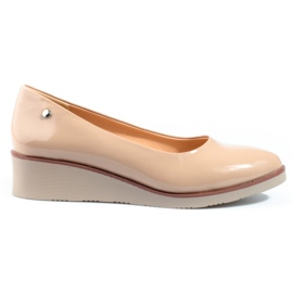 Women's Vinceza beige wedge pumps