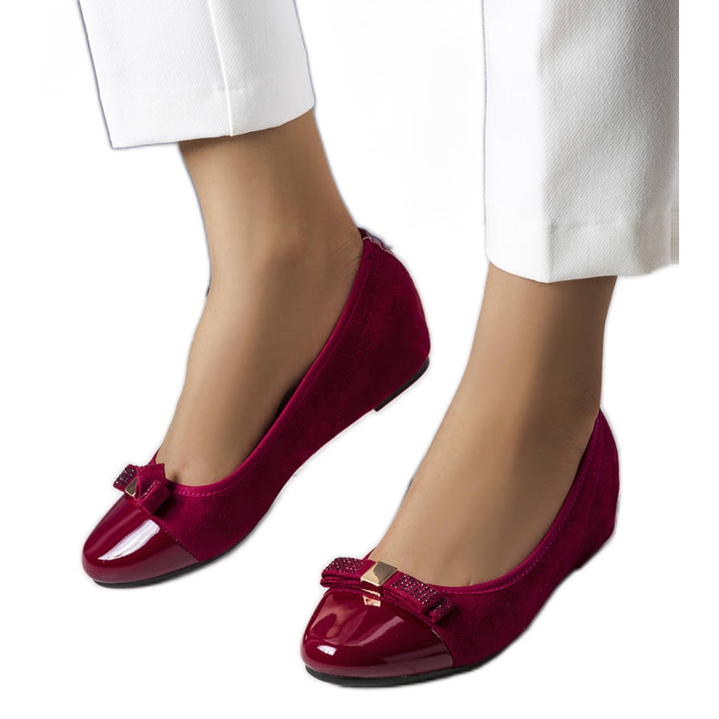 Burgundy ballerinas with an indoor wedge from Cailot red