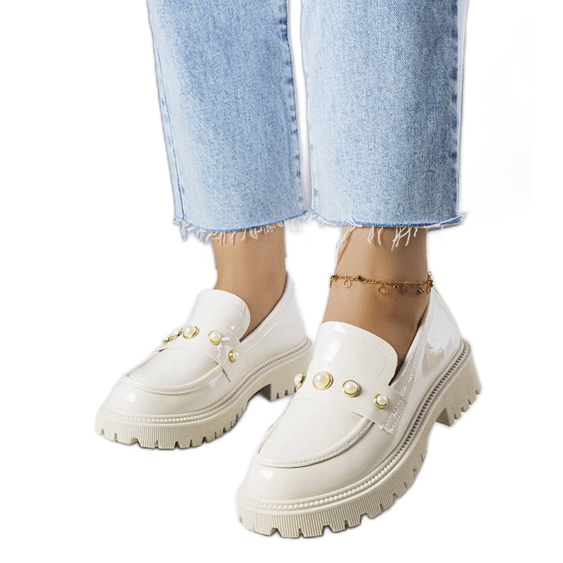 Beige lacquered shoes with Serlait pearls