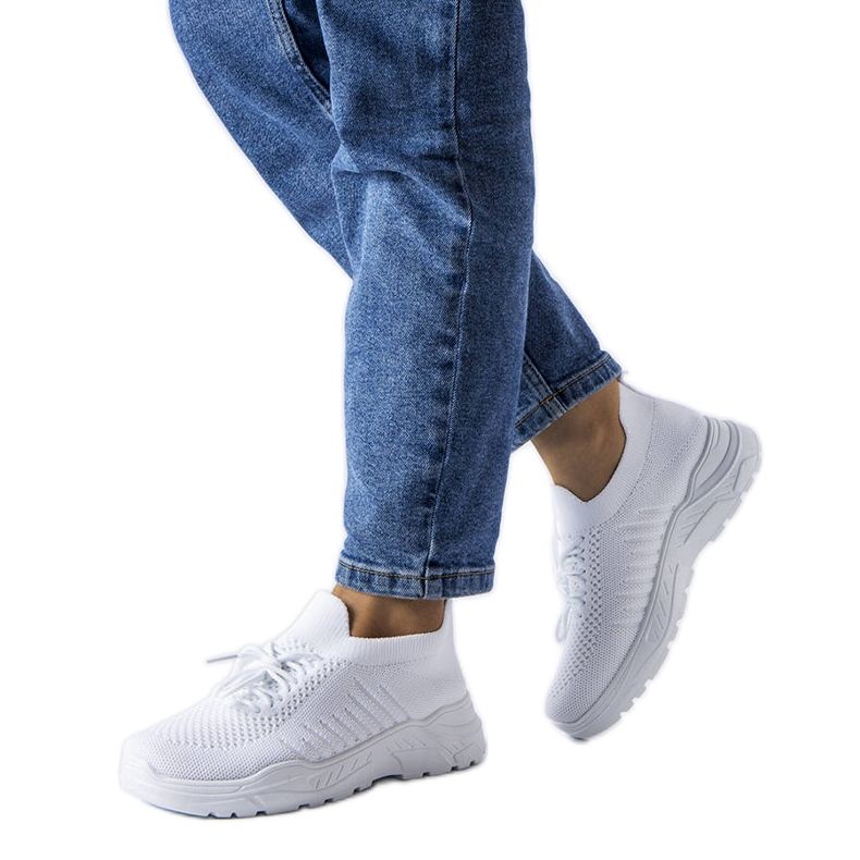 BM White sneakers with a flexible upper from Gois