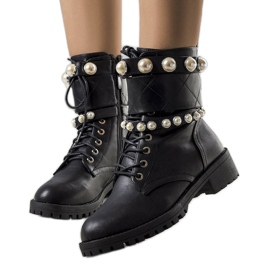 Black worker boots with Marguerite pearls