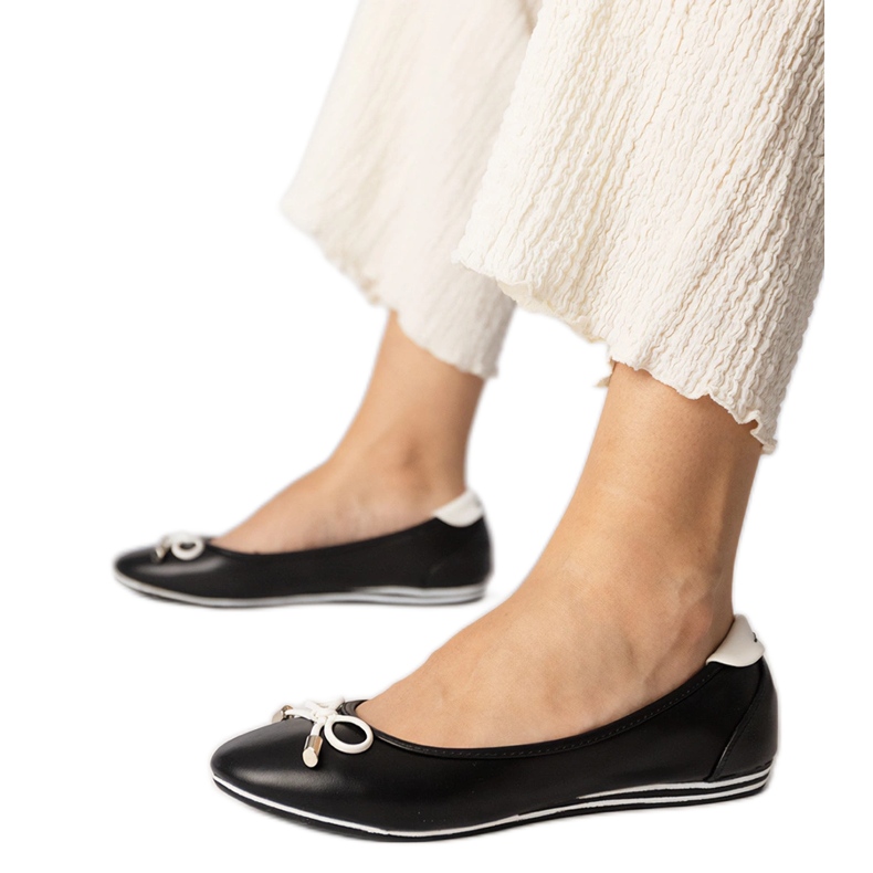 Black ballerinas decorated with a bow from Maddalena