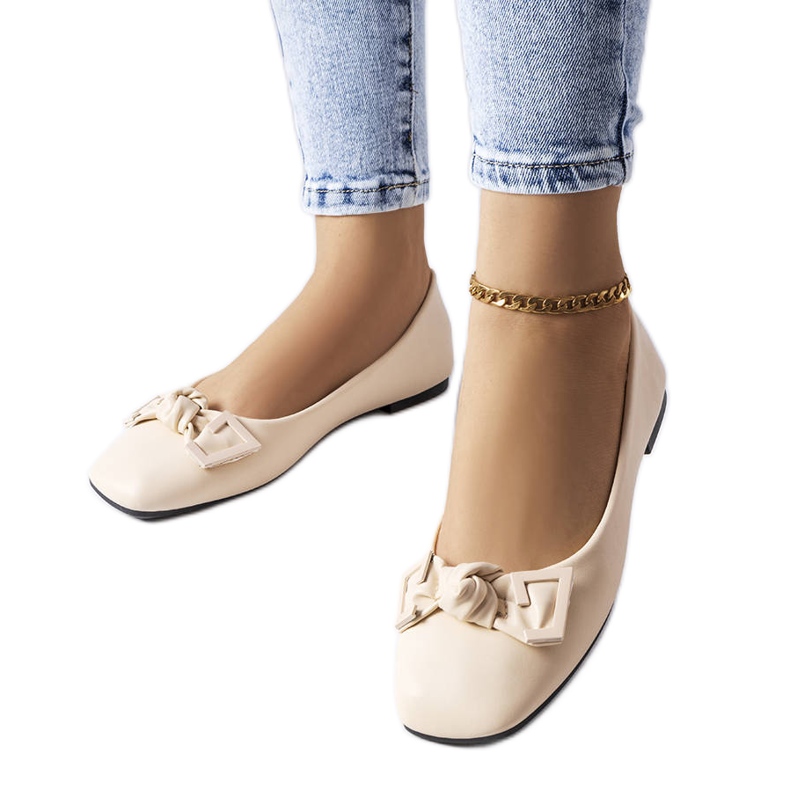 Light beige ballerinas with a bow from Tabitha