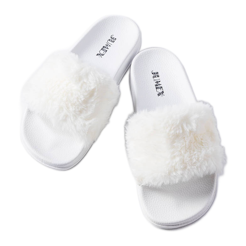 BM White slides with fur from Raffaele