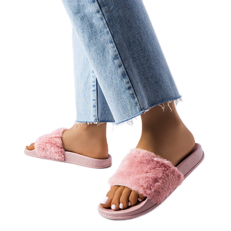Pink slides with fur from Raffaele