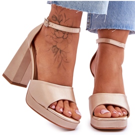 Cotton shop on heels