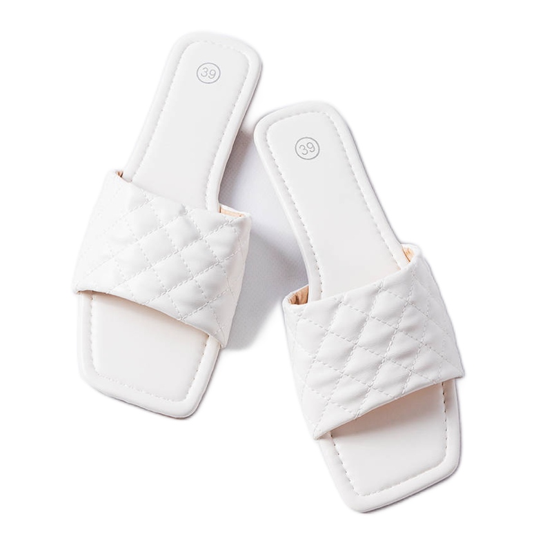 White elegant flip-flops with quilting from Labrie