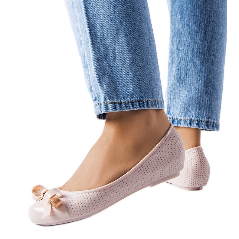 Beige ballerinas decorated with a Harlingen bow