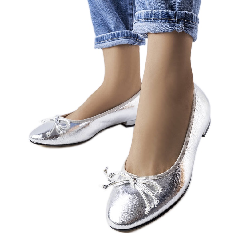 Silver metallic ballerinas with a bow from Anmoore