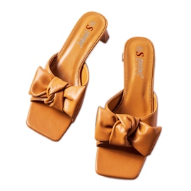 Brown heeled sandals with Oak bow