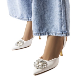 Moïse white rhinestone pumps