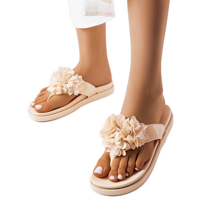 Beige flip-flops decorated with Caresse flowers