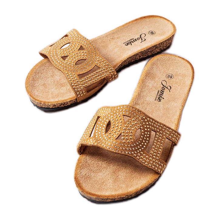 Beige slides decorated with Lagacé jets