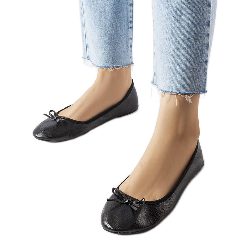 Black ballerinas decorated with a Vaillancour bow