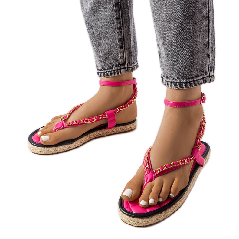 Pink sandals decorated with a chain from Varieur