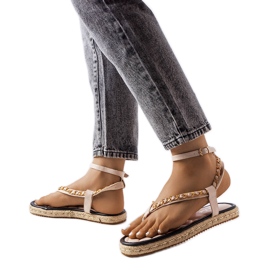 Beige sandals decorated with a chain from Varieur