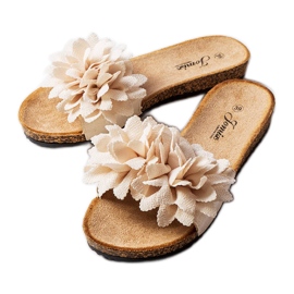 Beige slippers decorated with Farland flowers