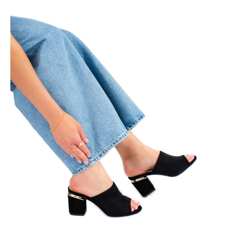 Vinceza Vincez black slides on the post